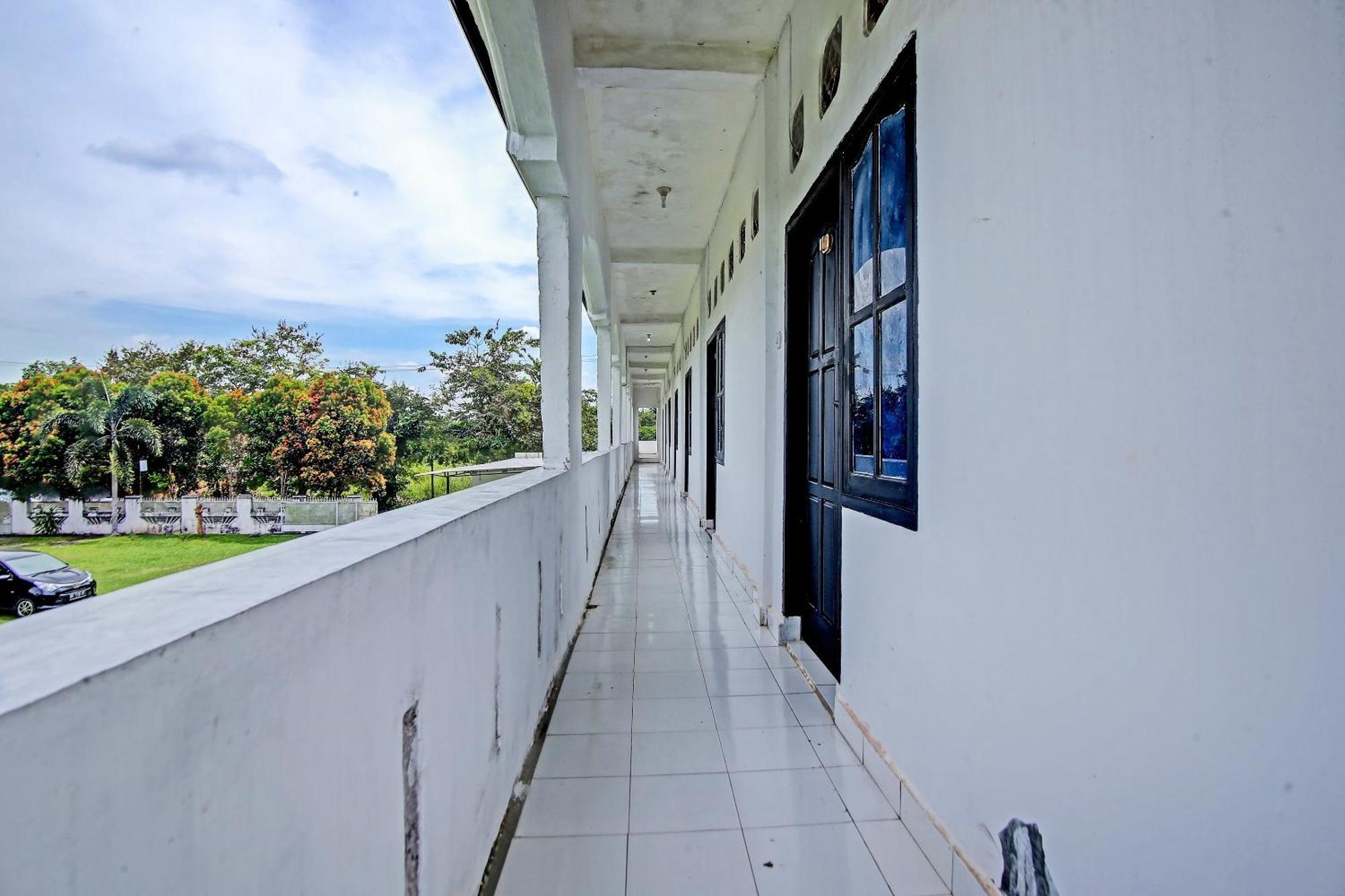 Oyo Life 91127 Wisma Sukajadi Syariah Perabumulih エクステリア 写真