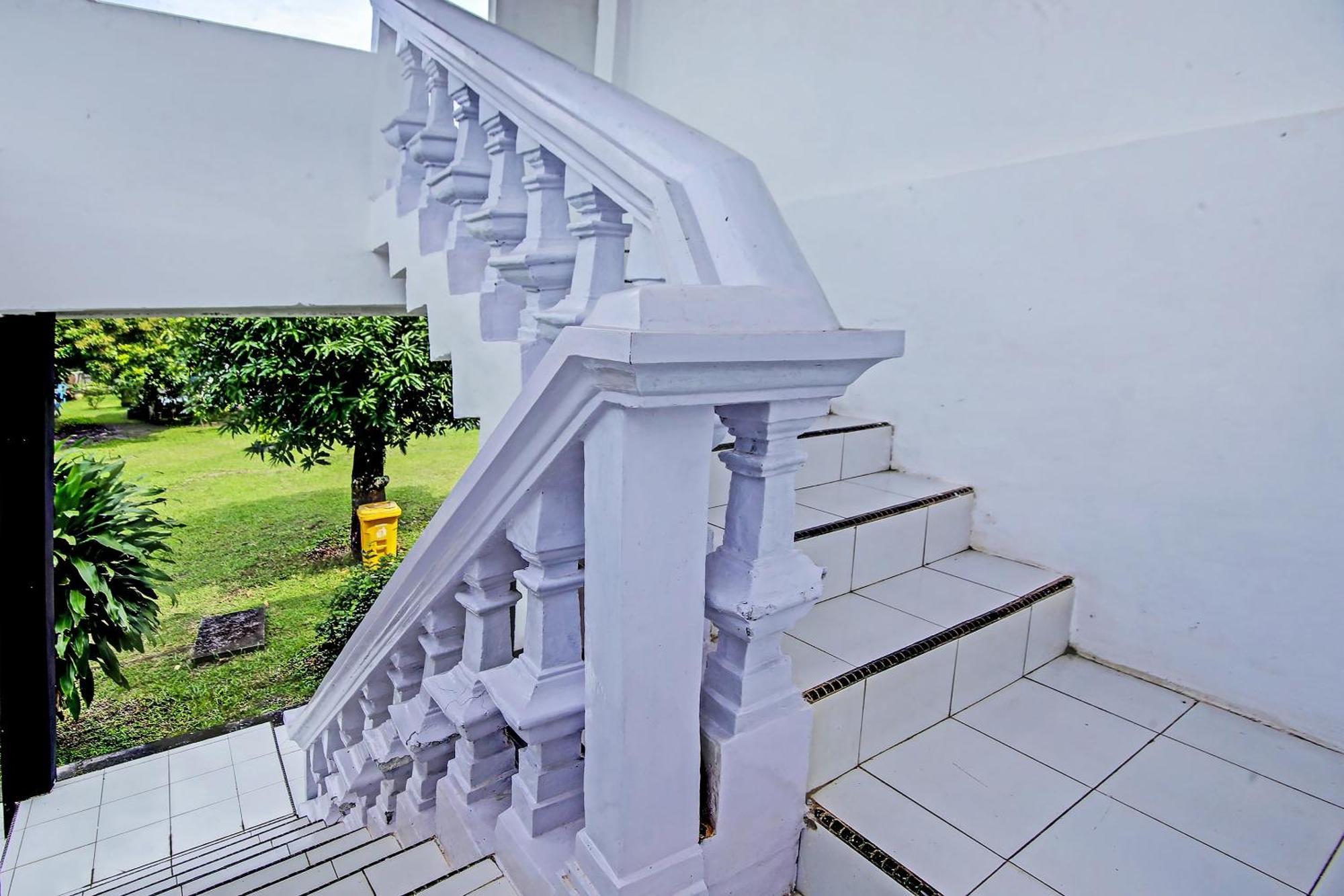 Oyo Life 91127 Wisma Sukajadi Syariah Perabumulih エクステリア 写真