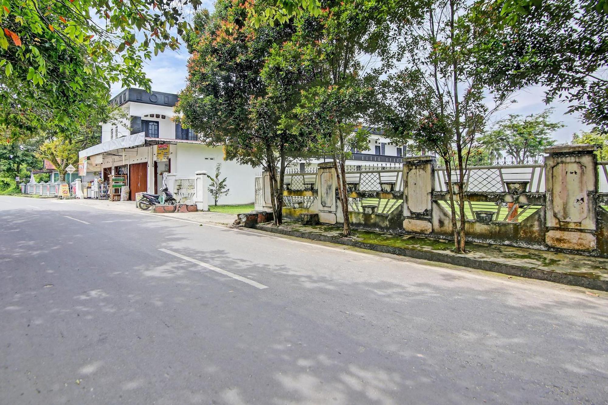 Oyo Life 91127 Wisma Sukajadi Syariah Perabumulih エクステリア 写真